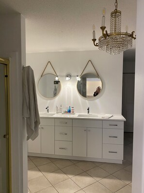 Een haardroger, een bidet, handdoeken, zeep