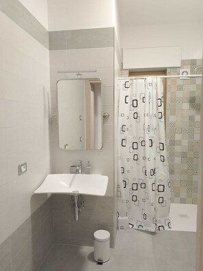 Bathroom - Near the city center, it is ideal for families, groups of friends, and travelers (San Marco D'alunzio)