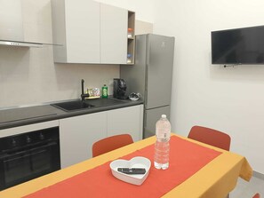 Private kitchen - Near the city center, it is ideal for families, groups of friends, and travelers (San Marco D'alunzio)