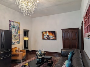 Smart TV, music library, video library - Historic Craftsman Gem in the heart of Bishop Arts (Dallas)