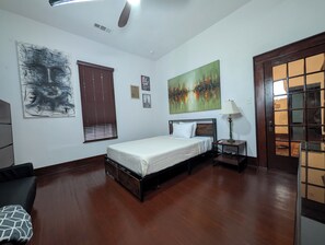 In-room safe, iron/ironing board, free WiFi, bed sheets - Historic Craftsman Gem in the heart of Bishop Arts (Dallas)