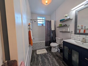 Hair dryer, bidet, towels, soap - Historic Craftsman Gem in the heart of Bishop Arts (Dallas)