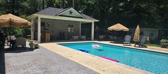 Charming Tomball 1BR garage apt with full kitchen, laundry and backyard paradise