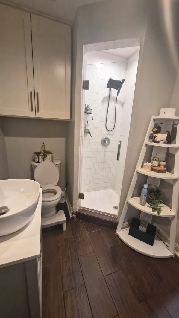 Douche, sèche-cheveux, serviettes fournies, savon