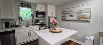 Charming Tomball 1BR garage apt with full kitchen, laundry and backyard paradise