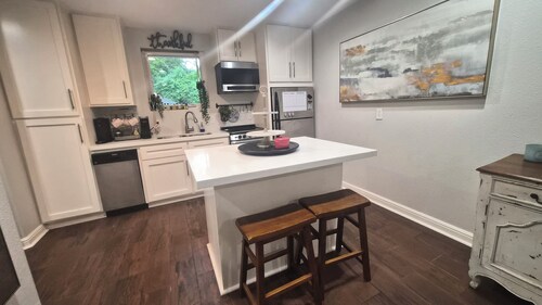 Charming Tomball 1BR garage apt with full kitchen, laundry and backyard paradise