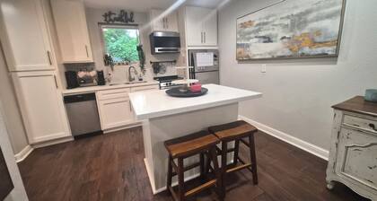 Charming Tomball 1BR garage apt with full kitchen, laundry and backyard paradise