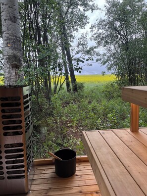 Property grounds - Lucious Cabin Retreat near Wembley (Wembley)