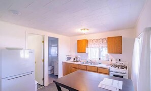 Cabaña clásica, 2 habitaciones, vistas al jardín | Cocina privada | Frigorífico grande, horno, placa de cocina y lavavajillas