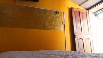 1 bedroom, internet, bed sheets