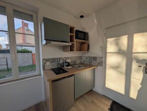 Fridge, microwave, stovetop, coffee/tea maker