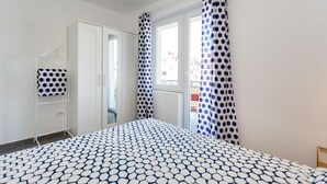 A bedroom with a bed, a wardrobe, a window, and a view of the outside. - Nice apartment in Krk with WiFi (Krk)
