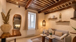 Ein gemütliches Wohnzimmer mit Sofa, Couchtisch und Dekoration.
