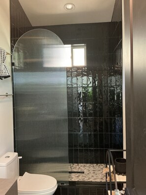 Dusche, Haartrockner, Handtücher, Seife