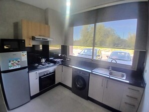 Geladeira, micro-ondas, fogão, cooktop