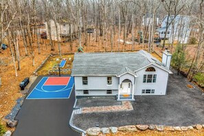 Exterior - Pocono Game Heaven - Basketball, Bowling, Theater! (East Stroudsburg)