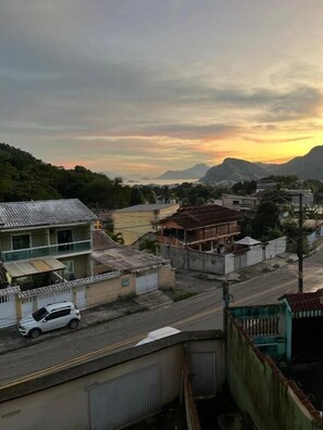 Camera doppia, balcone, vista città | Varie