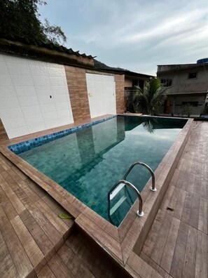Camera doppia, balcone, vista città | Piscina | Piscina all'aperto