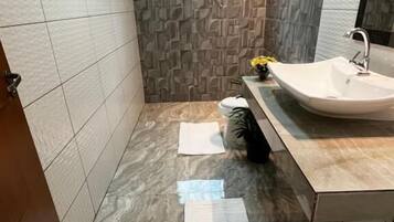 Double Room, Balcony, City View | Bathroom