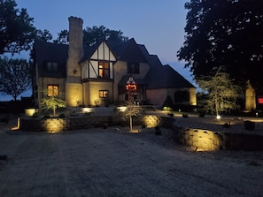 Exterior - 1 time rental July 18 to 28,7 day min. 2 mi to EAA.Mansion on water,sleeps 10. (Oshkosh)