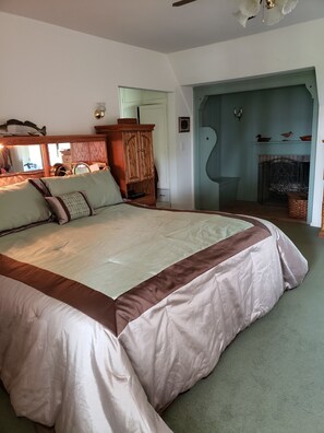 Room - 1 time rental July 18 to 28,7 day min. 2 mi to EAA.Mansion on water,sleeps 10. (Oshkosh)