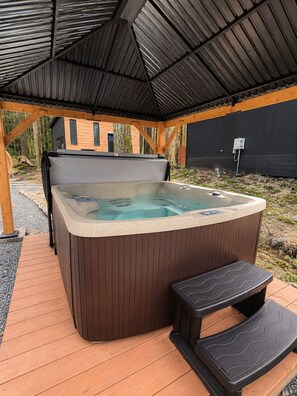 Outdoor spa tub - Tiny Cabin Retreat @ Mt Rainier w/ Hot Tub & Sauna (Ashford)