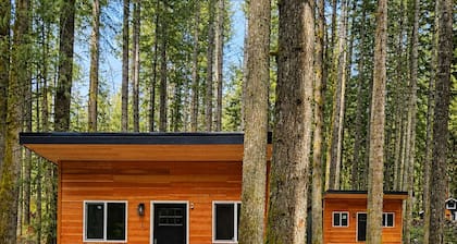 Tiny Cabin Retreat @ Mt Rainier w/ Hot Tub & Sauna