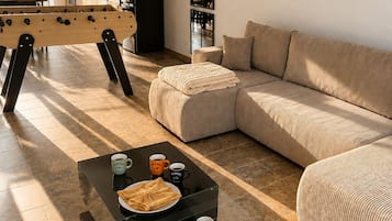 Smart TV, pebolim, livros