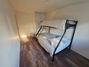 Room - Vrbo Property (Campénéac)