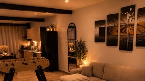 A modern living room with a sofa, a foosball table, and a coffee table with a chess set. - Large house for 7 people on the outskirts of Brocéliande (Campénéac)