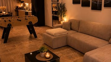 Smart TV, pebolim, livros