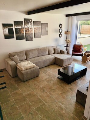 Living area - Vrbo Property (Campénéac)