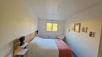 Iron/ironing board, free WiFi, bed sheets