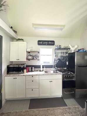 Private kitchen - Cottage in Bancroft countryside for the perfect relaxing getaway. (Bancroft)