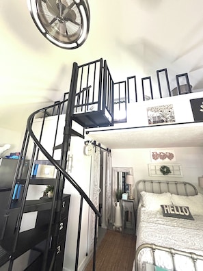 Interior - Cottage in Bancroft countryside for the perfect relaxing getaway. (Bancroft)
