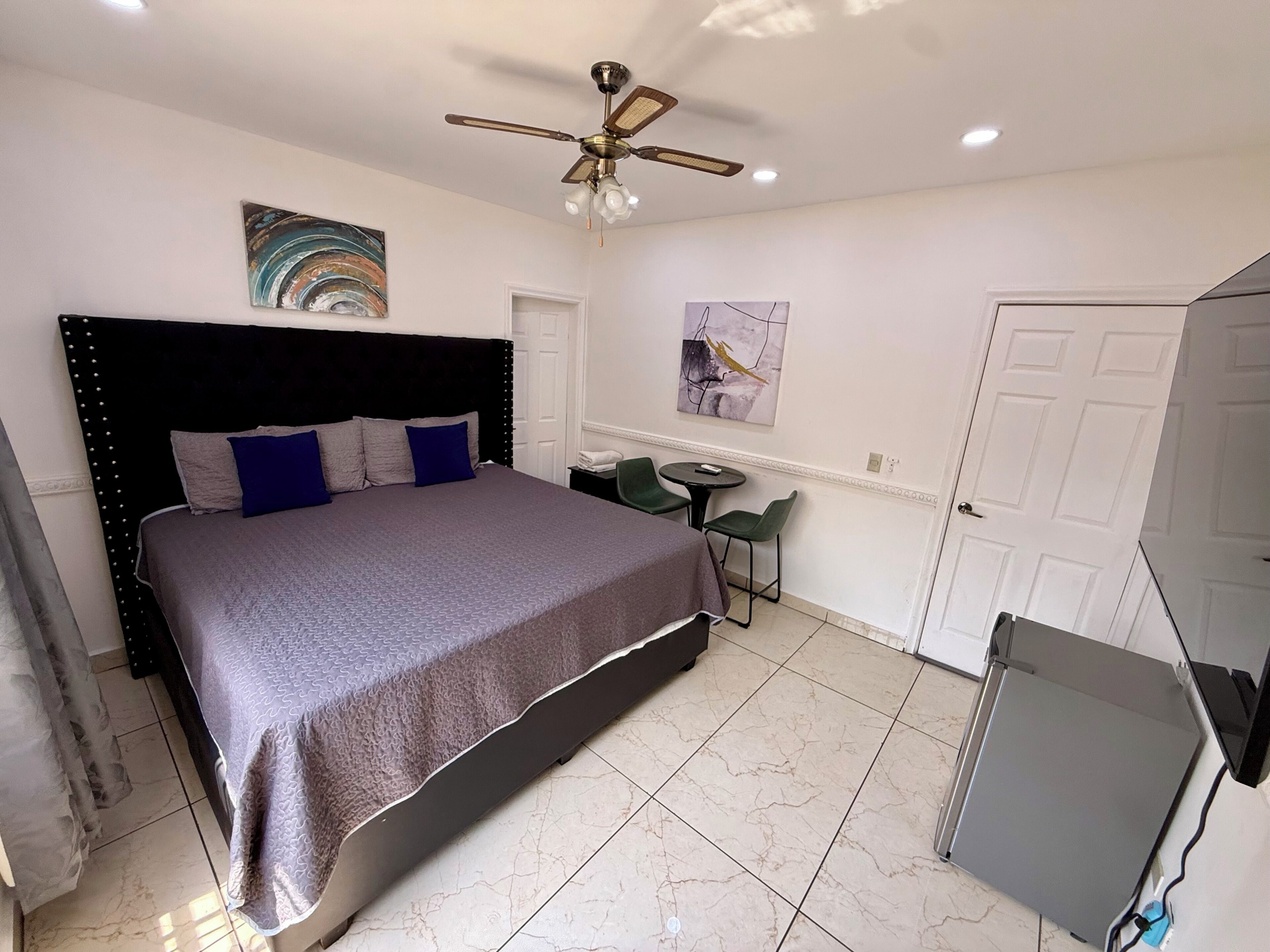 Habitación de lujo | Edredón, tabla de planchar con plancha, wifi gratis y ropa de cama 