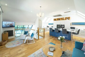 Un intérieur moderne comprenant une cuisine, un coin repas et un espace de vie.