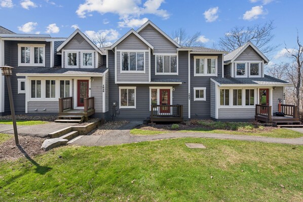 Exterior - Hidden Valley 5BR, Ski,  Resort Pool & Family Retreat (Somerset)