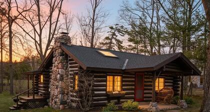 Dancing Bear Cabin: Authentic storybook log cabin with Lake Michigan views