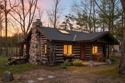 Dancing Bear Cabin: Authentic storybook log cabin with Lake Michigan views