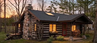 Dancing Bear Cabin: Authentic storybook log cabin with Lake Michigan views