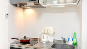 Kjøleskap, mikrobølgeovn, kokeplater og kjøkkenutstyr