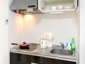 Full-size fridge, microwave, stovetop, cookware/dishes/utensils
