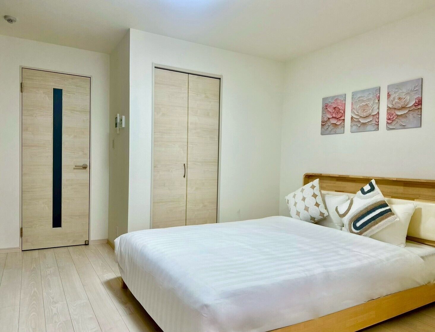 Premium bedding, desk, laptop workspace, free WiFi