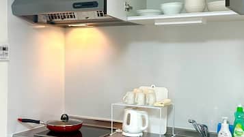 Lemari es besar, microwave, kompor, dan peralatan masak/sendok-piring