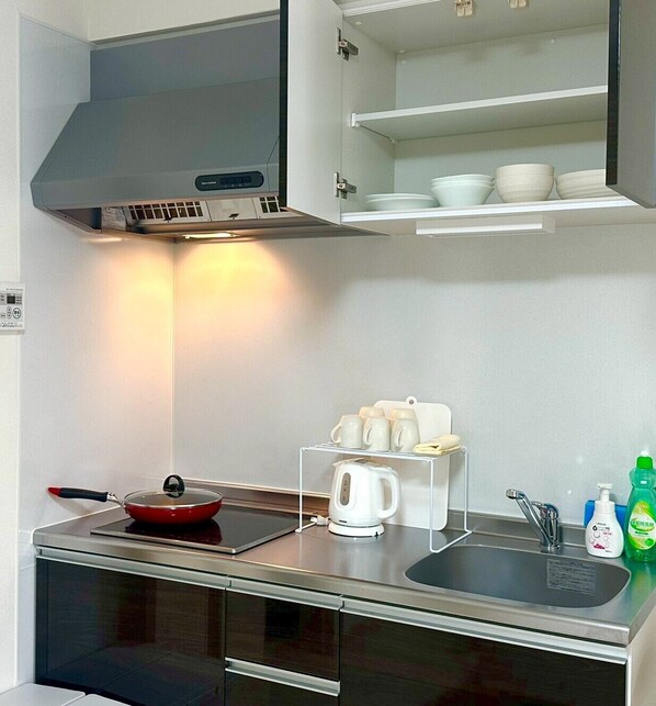 Full-size fridge, microwave, stovetop, cookware/dishes/utensils