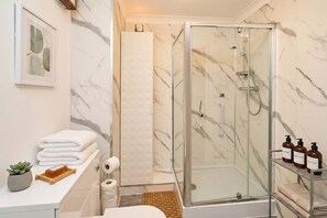 Douche, sèche-cheveux, shampoing