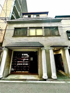Exterior detail - Mizunomichi Ryokan (Osaka)