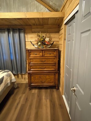 Free WiFi, bed sheets - Unique and tranquil cabin getaway on Crooked Creek (Steelville)