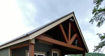 Unique and tranquil cabin getaway on Crooked Creek